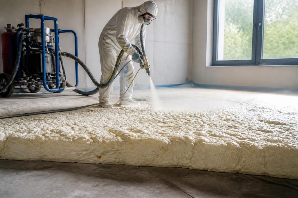 Mousse polyuréthane projetée sol : prix, épaisseur et isolation thermique